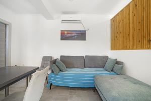 アルゴストリオンにあるCasa Della Nonnaのソファとテーブルのあるリビングルーム