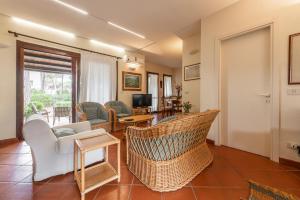 プーラにあるVilla Federicaのソファと椅子とテレビのあるリビングルーム