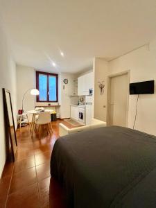 une chambre avec un lit et une table et une cuisine dans l'établissement Spallanzani Apartment, à Milan