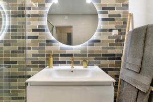 a bathroom with a white sink and a mirror at Jardim da Parada in Cascais