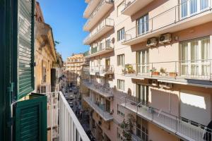 - un balcon offrant une vue sur un bâtiment dans l'établissement Partenope, à Castellammare di Stabia