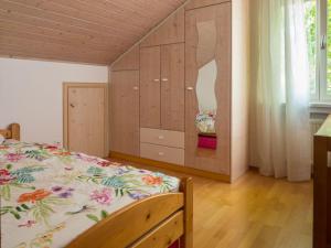 ランゲナルゲンにあるFerienwohnung Dennのベッドルーム1室(ベッド1台、ドレッサー、キャビネット付) +12枚の写真