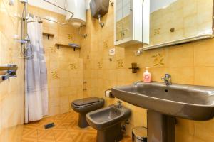 une salle de bain avec un lavabo et des toilettes dans l'établissement Villa Oda - Trilocale sul mare, à Capoliveri 18 autres photos