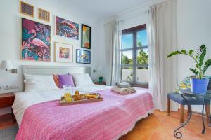 een slaapkamer met een bed met daarop een dienblad met fruit bij Casa Sultana in Playa Blanca +20 foto's