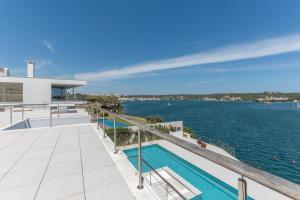 a view of the water from the balcony of a house at Hastinapura, acceso directo al mar in Es Castell