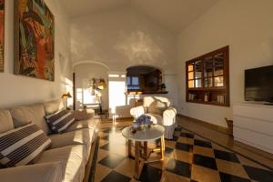 Una sala de estar con dos sofás y una mesa. en Villa Mo Luxury Heated Pool, en Playa Blanca