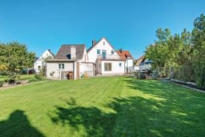 Vohburg an der DonauにあるFerienhaus Donauliebeの家の前の大芝生