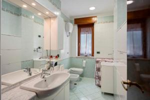 Un baño blanco con lavabo e inodoro. en Sorrento Beach And Center House, en Sorrento 20 fotos más