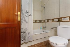 カンデラリアにあるApartamento Romoのトイレ、バスタブ、シャワーカーテン付きのバスルーム +19枚の写真