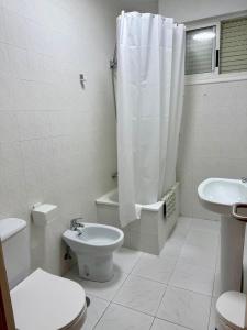 レドンデーラにあるPensión O Regatoのトイレと洗面台を備えた白いバスルーム