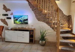 アルテンアウにあるHaus Nietmann_ Ferienwohnung 3のリビングルーム(階段、テレビ付)