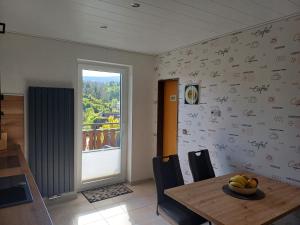 アルテンアウにあるHaus Nietmann_ Ferienwohnung 3のテーブルと窓のあるダイニングルーム