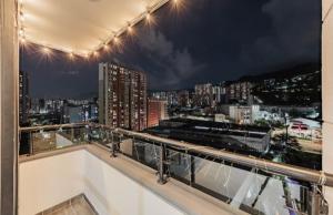 uma varanda com vista para uma cidade à noite em apt 3 habitaciones em Rebolo