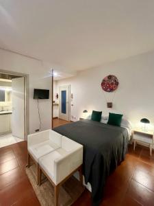 une chambre avec un grand lit et une table blanche dans l'établissement Spallanzani Apartment, à Milan