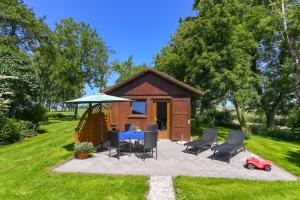 a backyard patio with a table and chairs and a shed at Ferienhof Ennenhof in Gastriege