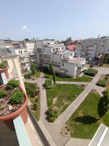 une vue depuis un balcon d'une ville avec des bâtiments dans l'établissement Local-Lux Apartman 3 szoba, privát parkoló, à Kecskemét