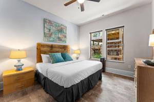 un dormitorio con una cama y una ventana en Nancy Key w/Pool, Wine Cave, Optional Boat Rental, en Denver 94 fotos más