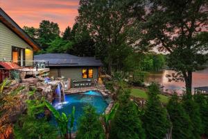 un patio trasero con una cascada y una casa en Nancy Key w/Pool, Wine Cave, Optional Boat Rental, en Denver