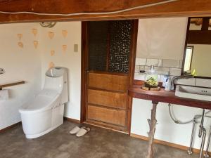 農家民宿ととのや في كانازاوا: حمام مع مرحاض ومغسلة +6 صور