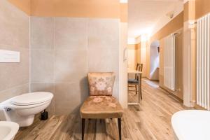 y baño con aseo y silla. en Agriturismo Al Gallo Nero Miele, en Tenno 18 fotos más
