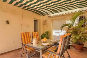 Casa Koko في Muntanya la Sella: غرفة طعام مع طاولة وأربعة كراسي