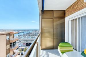 Un balcón con mesa y sillas y una vista en Sunflower Tailandia_Santa Pola, en Santa Pola