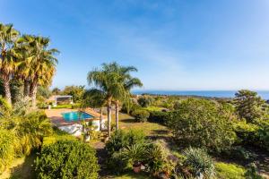 Una vista aérea de un jardín con piscina y el océano. en Villa Vittoria - Santa Tecla, en Acireale