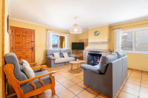 ein Wohnzimmer mit Sofas und Kamin in der Unterkunft La Casona in Chera