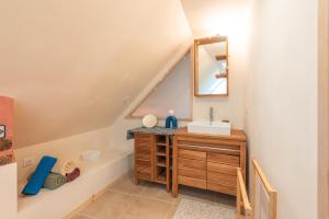 une salle de bain avec un lavabo et un miroir dans l'établissement La Ketzerie à Adervielle, à Génos 24 autres photos