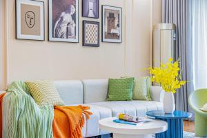 ein Wohnzimmer mit Sofa und Tisch in der Unterkunft The View, Northbank in Chongqing + 71 Fotos