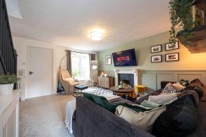 Una televisión o centro de entretenimiento en Cosy home in the heart of Whitefield