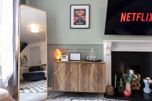 Una televisión o centro de entretenimiento en Cosy home in the heart of Whitefield