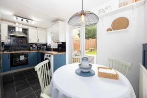 Una cocina o cocineta en Cosy home in the heart of Whitefield 47 fotos más