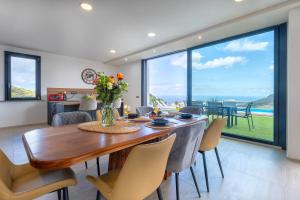 a dining room with a table and chairs at Villaggio Bellavista in Tergu