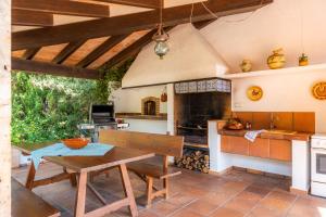 ポリェンサにあるVilla Reco Vertのキッチン(テーブル、大きな暖炉付)