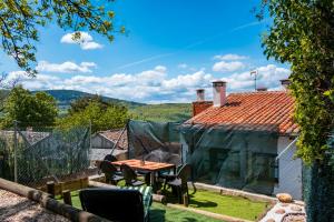 a patio with a table and chairs and a roof at Las Puentes 2 in Candelario