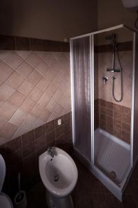 a bathroom with a shower and a toilet and a sink at Spina Lake Rooms Matese in San Gregorio +18 photos