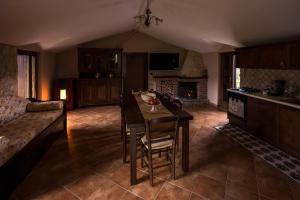 a kitchen and living room with a table and a couch at Spina Lake Rooms Matese in San Gregorio