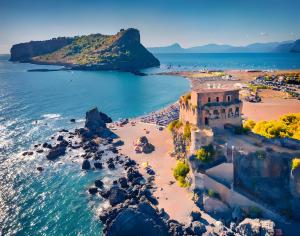 une vue aérienne d'une plage et de l'océan dans l'établissement Casa Vista Mare con Giardino, à Praia a Mare