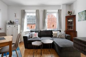 una sala de estar con un sofá y una mesa en Tu Huus, en Wesselburen