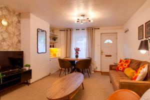 ein Wohnzimmer mit Sofa und Tisch in der Unterkunft Stylish Victorian Terrace in Central Cambridge Pass the Keys in Cambridge