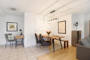 un salon avec une table et des chaises de salle à manger dans l'établissement Waldmariechen, à Neresheim