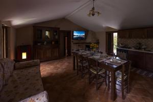 a kitchen with a long dining room table with chairs at Spina Lake Rooms Matese in San Gregorio