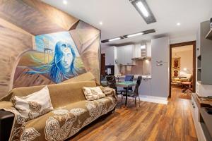 un salon avec un canapé et un tableau au mur dans l'établissement Appartamento Buthier Aosta, à Aoste