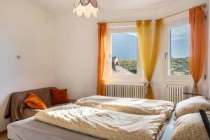 two beds in a room with a window at Ferienhaus Weingut Plonerhof in Bolzano