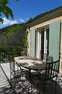 Una mesa y sillas en un patio. en Villa Gabriel, en Buis-les-Baronnies