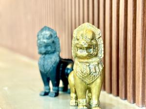 deux figurines d'or assises côte à côte dans l'établissement Sky Villa BKK - FREE Laundry, à Phnom Penh