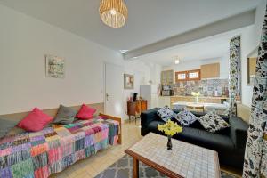 un salon avec un canapé et une table dans l'établissement Les Rosiers, à Luchon