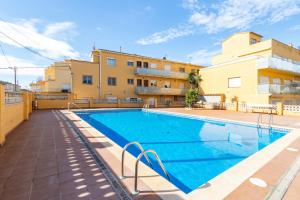 una piscina frente a un edificio en Apartamento Noenil, en L'Estartit 16 fotos más