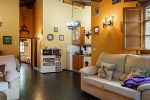 Una sala de estar con dos sofás y una cocina. en Maseda 2, en Villayón